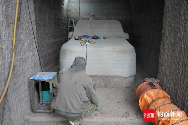 股牛网 曾因雕刻“奥特曼”石窟引发争议 资阳小伙叮叮当当又雕起了汽车丨封面深镜